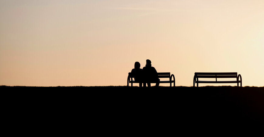 Zwei Menschen sitzen auf der Bank, im Hintergrund der Himmel - Copyright: © Jürgen Treiber / fundus-medien.de