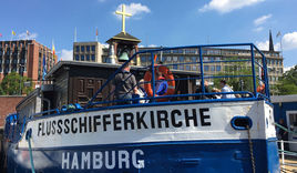 Die Flussschifferkirche ist Deutschlands einziges Gotteshaus, das schwimmen kann. - © Kirche Hamburg - Copyright: Kirche Hamburg