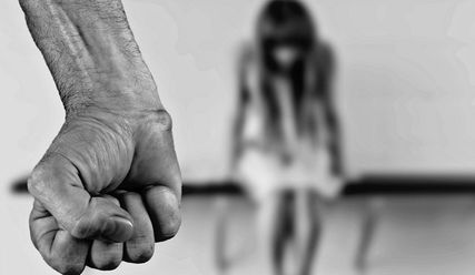 Gewalt gegen Frauen, eine geballte Faust und eine verängstigte Frau - Copyright: © Pixabay.com