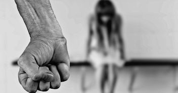 Gewalt gegen Frauen, eine geballte Faust und eine verängstigte Frau - Copyright: © Pixabay.com