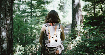 Eine Frau wandert durch den Wald - Copyright: Unsplash