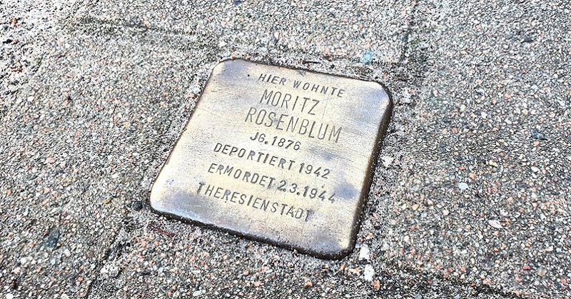 Tausende solcher Stolpersteine erinnern in Hamburg und vielen anderen Städten an die Deportation und Ermordung jüdischer Menschen