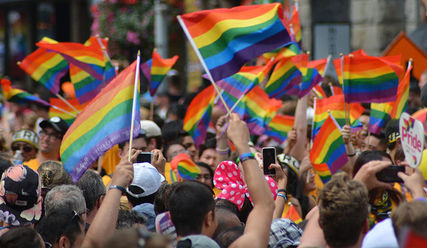 Regenbogenfahnen bei einer Gay Pride Parade - Copyright: © Creative Commons, CC0