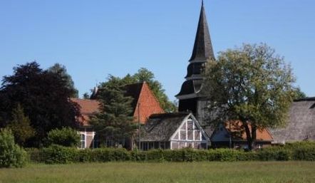 Die Kirche St. Johannis zu Curslack mit dem Turm und dem Friedhof - Copyright: Archiv St. Johannis zu  Curslack