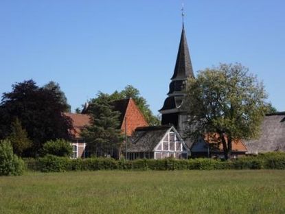Die Kirche St. Johannis zu Curslack mit dem Turm und dem Friedhof - Copyright: Archiv St. Johannis zu  Curslack