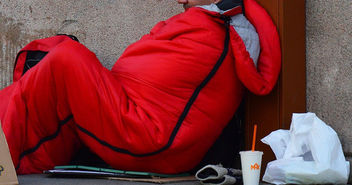 Obdachloser im Schlafsack auf der Straße - Copyright: © Creative Commons, CC0