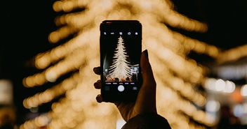 Weihnachtsbaum wird mit Smartphone fotografiert - Copyright: Sabri Tuzcu/Unsplash