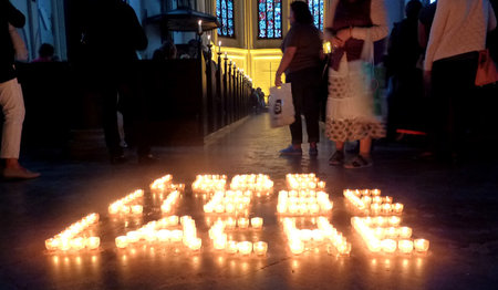 Besinnlich: Das Nacht der Kirchen-Motto aus Kerzen in St. Petri an der Mönckbergstraße