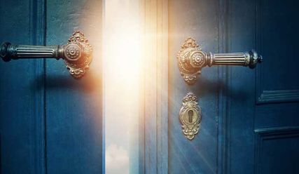 Open blue Door – ©Elena Schweitzer / fotolia.de - Copyright: Elena Schweitzer / fotolia.de