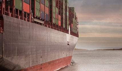 Containerschiff fährt in den Hafen ein - Copyright: Alexander Kliem / Pixabay