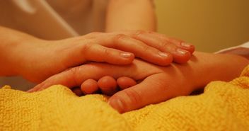 Hände bei der Pflege - Copyright: © Creative Commons, CC0