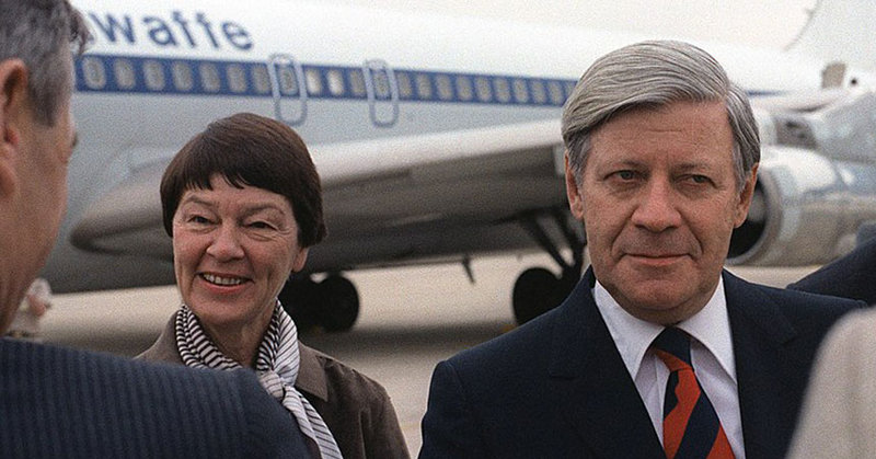 Helmut Schmidt mit seiner Frau Loki im Jahr 1981