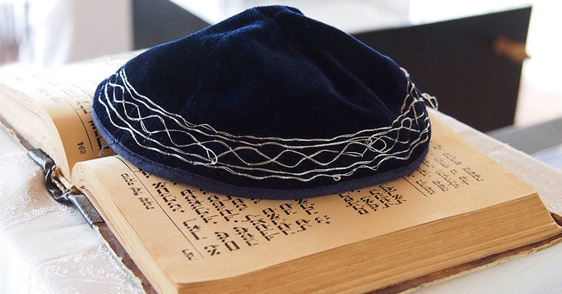 Die Kopfbedeckung Kippa und die Thora, die heilige Schrift, sind wichtige Elemente des jüdischen Glaubens