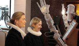 Der Segensroboter segnet auch die beiden Pastorinnen - Copyright: © Hagen Grützmacher