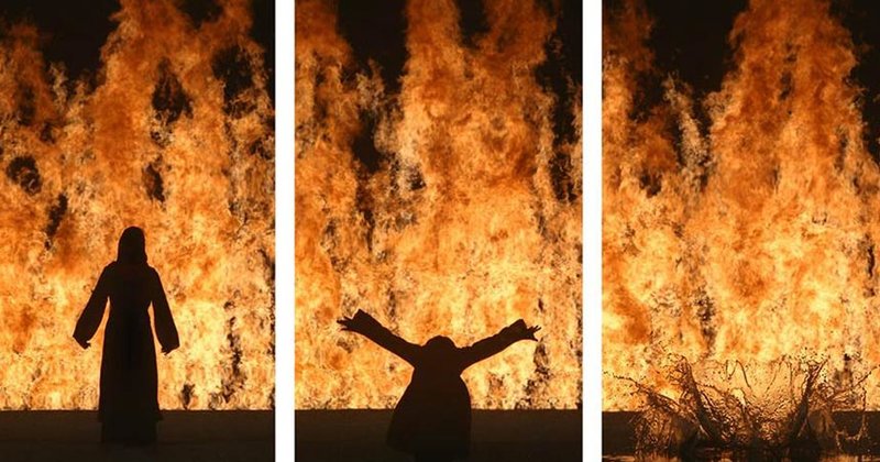 Die zehn Meter hohe Videoinstallation "Fire Woman" empfängt die Besucherinnen in den Deichtorhallen