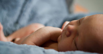 Neugeborenes liegt auf Handtüchern - Copyright: Carlo Navarro/Unsplash