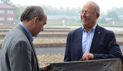 Michael Rosenberg (re.) übergibt den Koffer an Detlef Garbe, den Leiter der KZ-Gedenkstätte Neuengamme - Copyright: Monika Rulfs