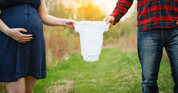 Schwangere Frau und ein Mann halten Babybody - Copyright: Unsplash
