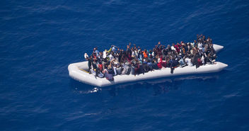 Geflüchtete auf einem Schlauchboot im Mittelmeer - Copyright: © www.sea-watch.org