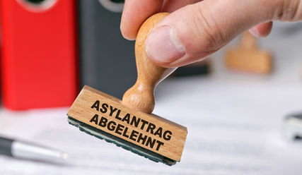Hand mit Stempel: 'Asylantrag abgelehnt' - Copyright: couloures-pic/fotolia