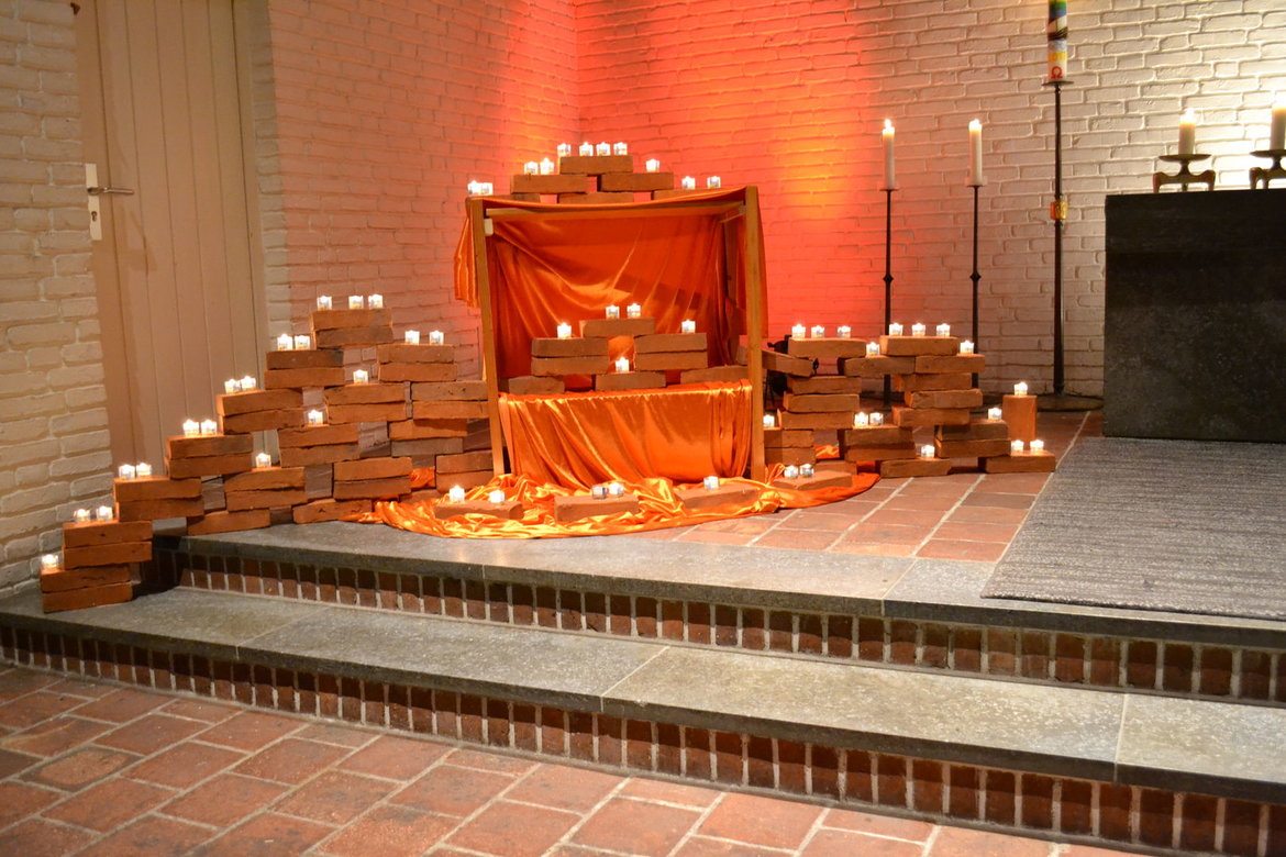 Altarraum mit Kerzen geschmückt zur Taize Andacht