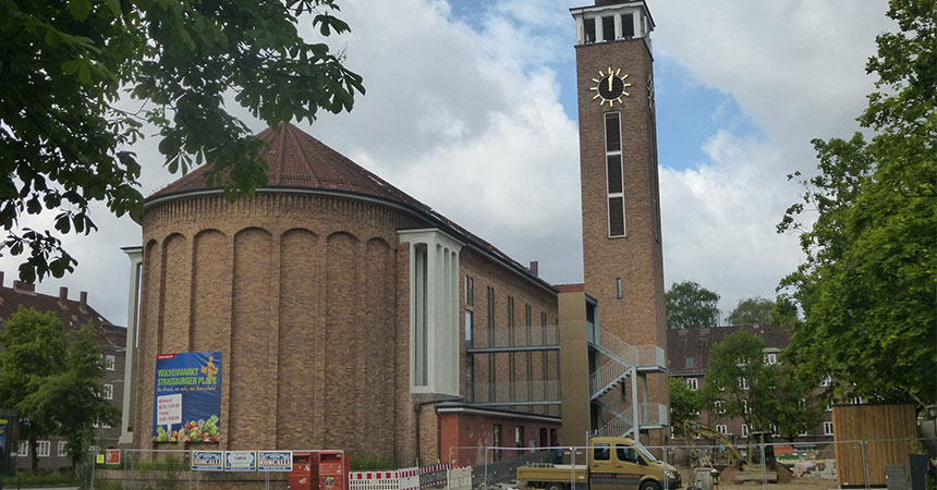 Die neue "Schachtel-Kirche" von Dulsberg. Hier sind mehrere Gebäude innerhalb der Kirche integriert.