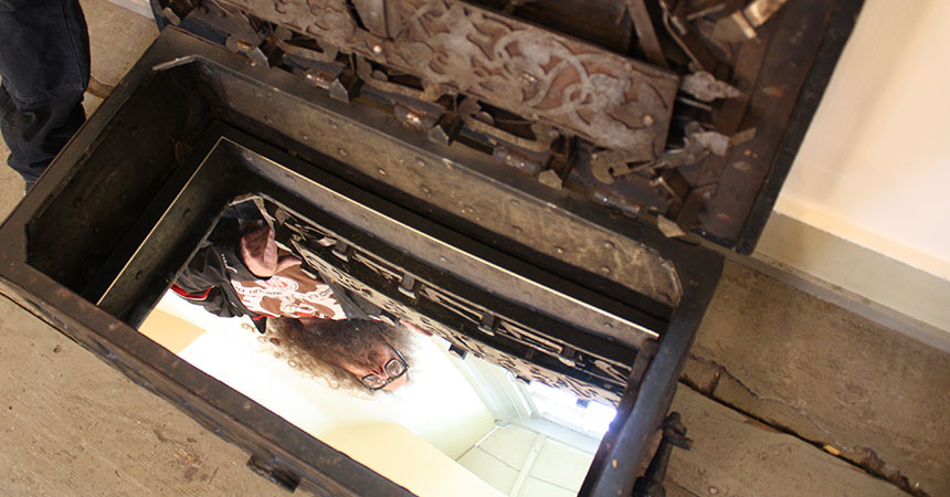 Diese alte Kiste aus Eisen birgt den größten Schatz der Kirche, erzählt Küster Philipp. Wer das komplizierte und immer noch funktionsfähige Schloss öffnet, blickt in einen Spiegel.