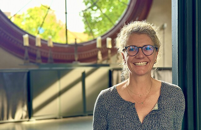 Pastorin Nina Schumann in der Apostelkirche in Eimsbüttel