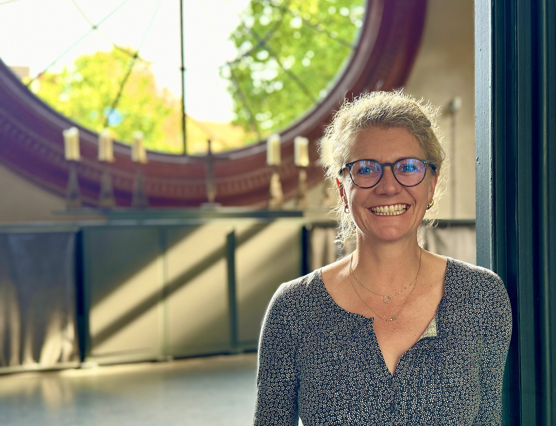 Pastorin Nina Schumann in der Apostelkirche in Eimsbüttel
