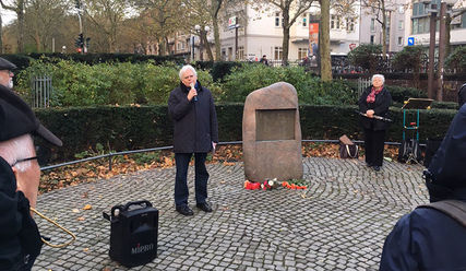 Der ehemalige Polizeipräsident Hamburgs Wolfgang Kopitzsch neben dem Gedenkstein am Altonaer Bahnhof - Copyright: Monika Rulfs