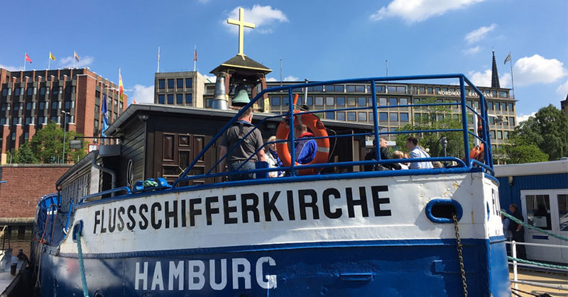 Die Flussschifferkirche ist Deutschlands einziges Gotteshaus, das schwimmen kann. - © Kirche Hamburg