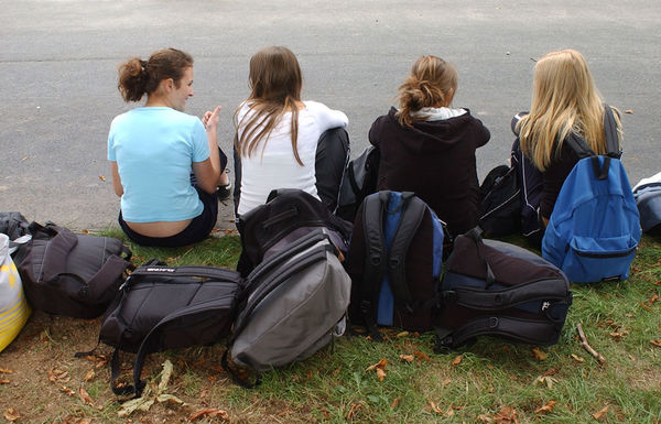 vier Mädchen sitzen auf dem Bordstein - Copyright: Schwerdtle