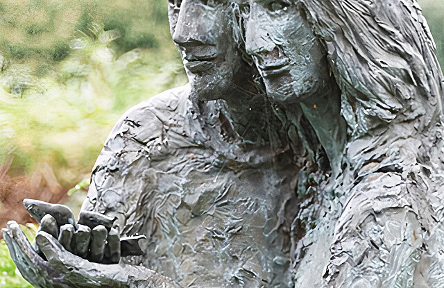 Eine Skulptur des lokalen Künstlers Hanno Edelmann 