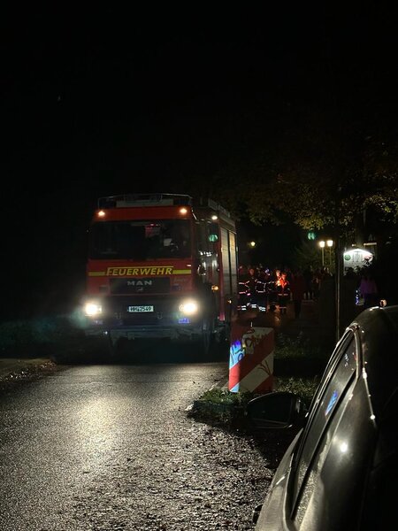 Feuerwehrauto in der Nacht - Copyright: Anja Tschernich
