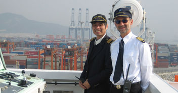 Erinnerungsfoto nach dem Festmachen: Konrad Zimmer und ein Lotse 2007 im Hafen von Yantian in China - Copyright: privat