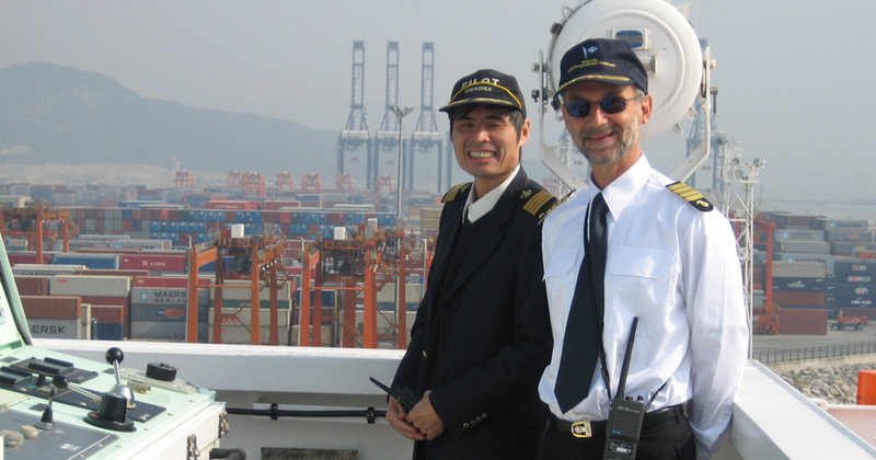 Erinnerungsfoto nach dem Festmachen: Konrad Zimmer und ein Lotse 2007 im Hafen von Yantian in China