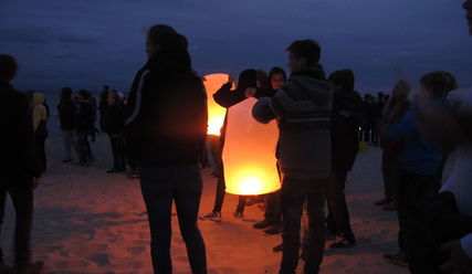 Jugendliche abends mit Lichtern am Strand - Copyright: Peter Fahr