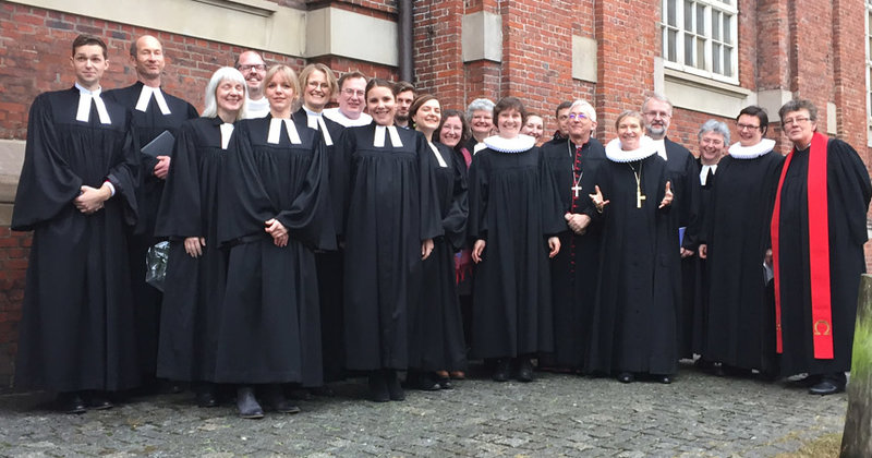 Start ins Berufsleben – Ann-Katrin Brenke (4. v. li.) und ihre Kolleginnen nach der Ordination mit Bischöfin Kirsten Fehrs im Februar