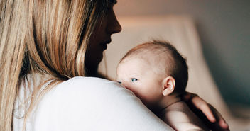 Frau hält Baby auf dem Arm - Copyright: Unsplash