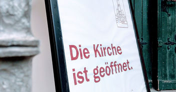 Schild vor Kirchentür - Copyright: © Hagen Grützmacher