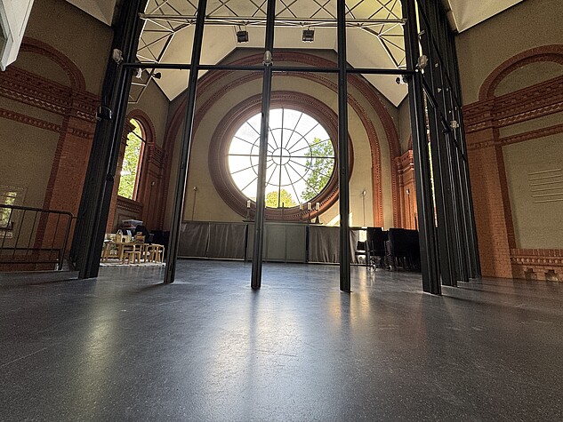 Ein Blick auf das Kirchenfenster in der Apostelkirche Eimsbüttel