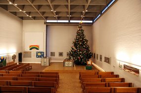 "Der Gute Hirte" Hamburg-Jenfeld Kirche mit Tannenbaum 2016