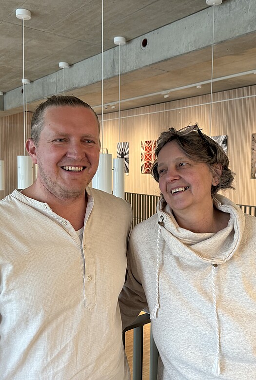 Ein Mann und eine Frau stehen im Foyer eines Bürohauses