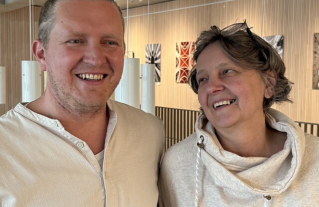 Ein Mann und eine Frau stehen im Foyer eines Bürohauses