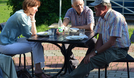 Die Hamburger Pastorin Annette Reimers-Avenarius (links) im Gespräch mit Wolfgang Brauer und Bernd Schröder aus Altona - Foto: Rulfs