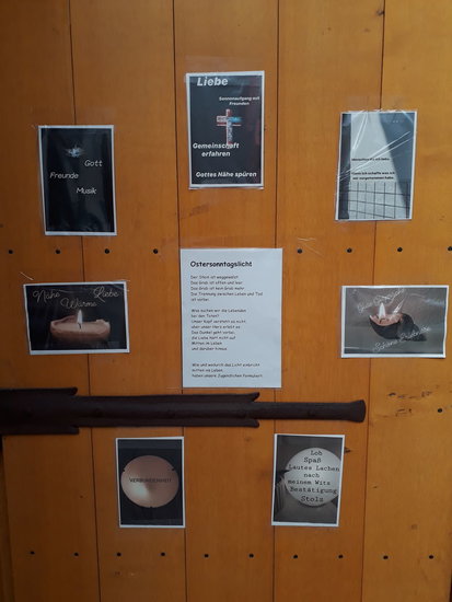 Bilder mit Licht und Texten von Jugendlichen an der Kirchentür der Kirche St. Markus