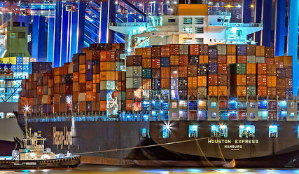 Ein Frachter legt im Hamburger Hafen an - Copyright: © Lizenz Pixabay