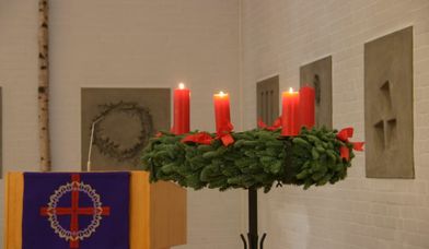 Adventkranz in der Kirche 'Der Gute Hirte' Jenfeld mit 3 brennenden Kerzen - Copyright: Dr. Wolfgang Ewert