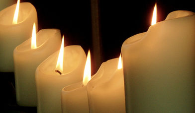 Kerzenschein in der Dreikönigskirche Haselai - Copyright: Andreas Petersen