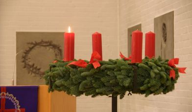 Adventkranz in der Kirche 'Der Gute Hirte' Jenfeld mit 1 brennenden Kerzen - Copyright: Dr. Wolfgang Ewert